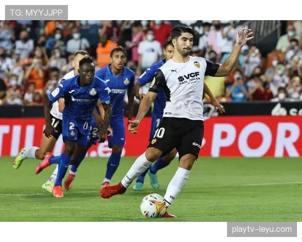 西甲豪门对决一触即发，积分榜首之争成焦点