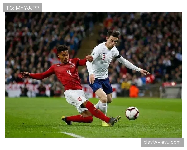 奇尔韦尔的攻防兼备表现持续提升，成为边后卫的新标准引发关注